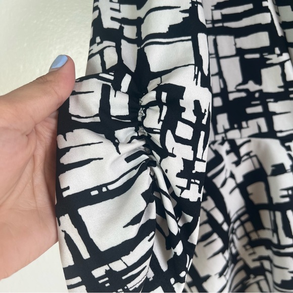 Perception concept black and white design top - Picture 3 of 6